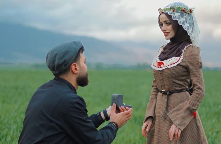 صانعة المحتوى اللبنانية عبير الصغير تشارك متابعيها صورًا مع خطيبها