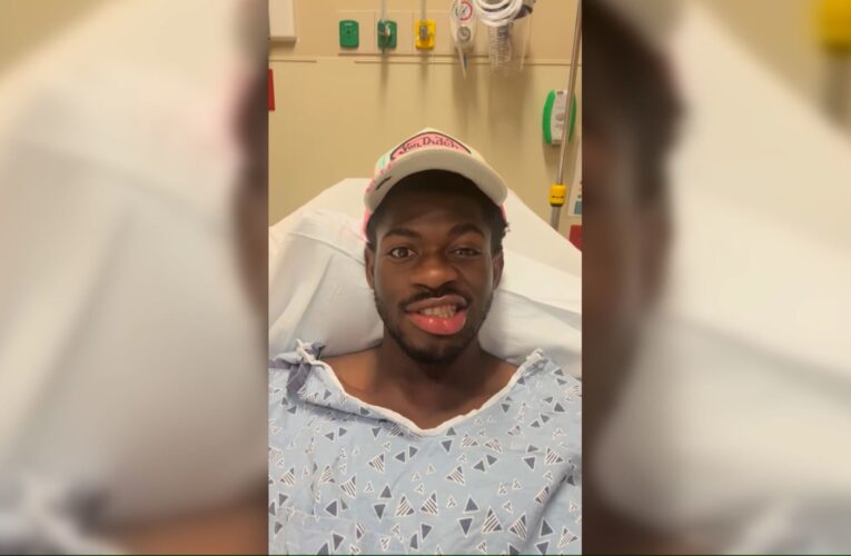 مغني راب شهير يسخر من نفسه ضاحكًا في المستشفى بعد شلل جزئي في وجهه