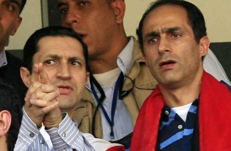 بسبب أزياء تشابه “ملابس النساء”.. علاء مبارك ينتقد فنانين مصريين: “إحنا رايحين فين؟”