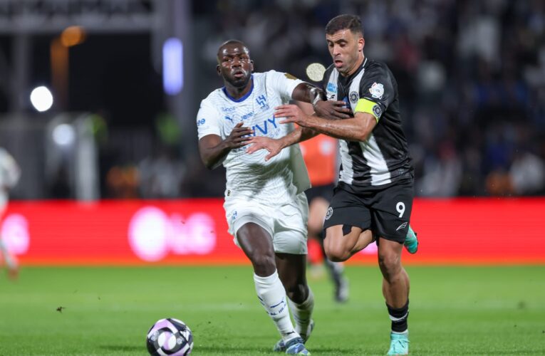 مشاجرة بين حمد الله ولاعبي الهلال خلال مباراة في الدوري السعودي