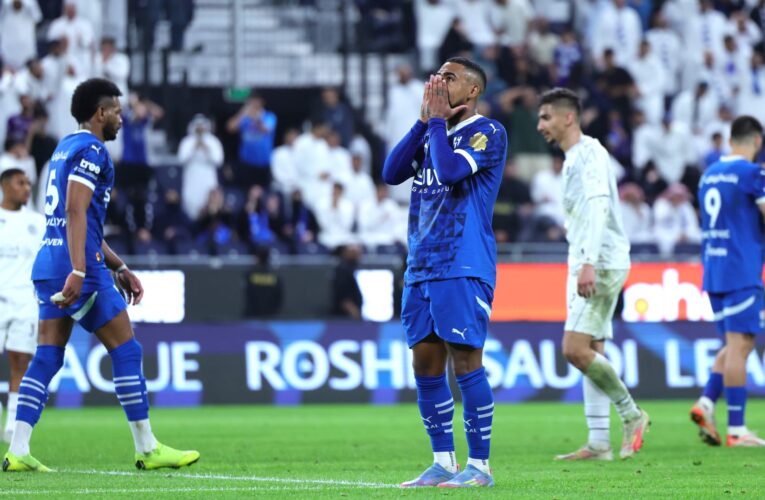 السعودية.. ماذا فعل لاعبو الهلال بعد التعثر بالتعادل أمام الشباب؟