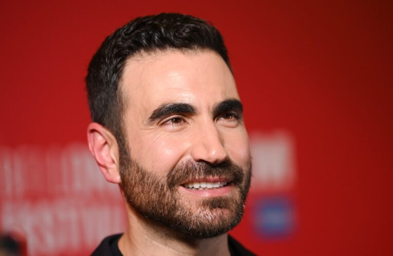 بريت غولدشتاين يُشبّه عودة مسلسل “تيد لاسو” بإحياء قطة ظنّوا أنها ميتة