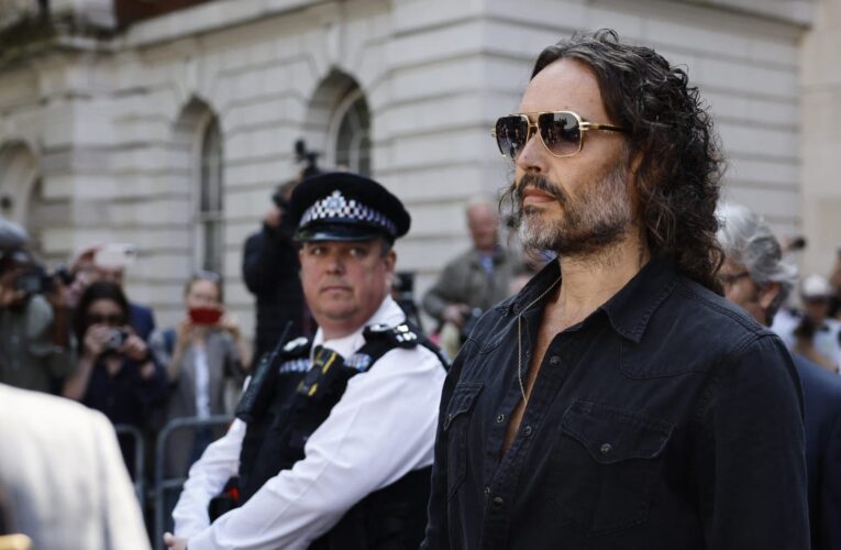 الإفراج عن راسل براند بكفالة في أولى جلسات محاكمته بتهم الاعتداء الجنسي