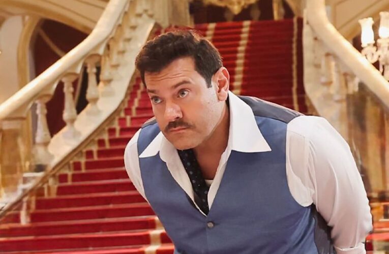 “مين فيهم”؟.. صناع فيلم “درويش” يشوقون الجمهور لشخصية عمرو يوسف