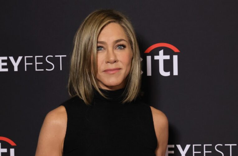 رجل يقتحم البوابة الأمامية لمنزل جينيفر أنيستون بسيارته