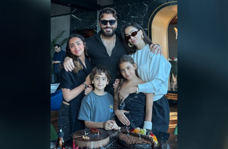بصورة عائلية.. تامر حسني وبسمة بوسيل يحتفلان بعيد ميلاد ابنتيهما
