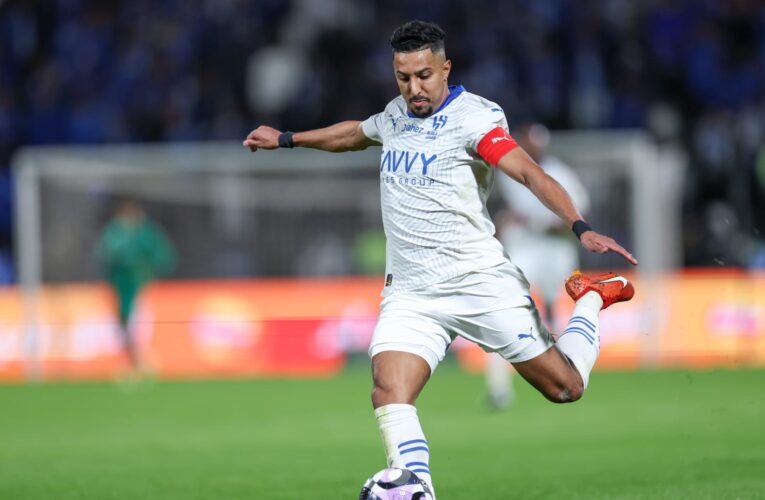 الدوري السعودي.. تصرف من سالم الدوسري تجاه مدربه محمد الشلهوب يخطف الأنظار