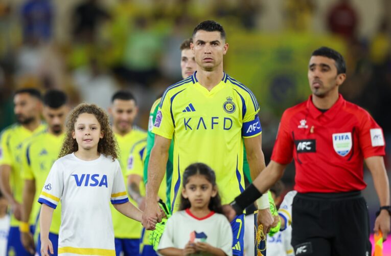 رونالدو يثير جدلاً.. هذا ما فعله مع زملائه على هامش خسارة النصر من الاتحاد