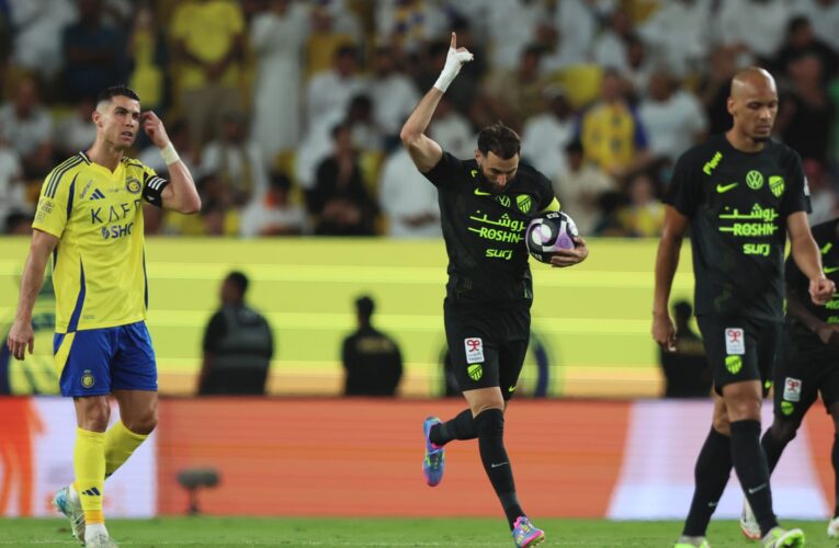 اشتباك بالأيدي بين لاعبي الاتحاد والنصر بعد نهاية المباراة.. وبنزيما يتدخل