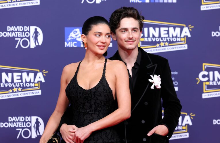 كايلي جينر وتيموثي شالاميه معا لأول مرة على السجادة الحمراء في روما