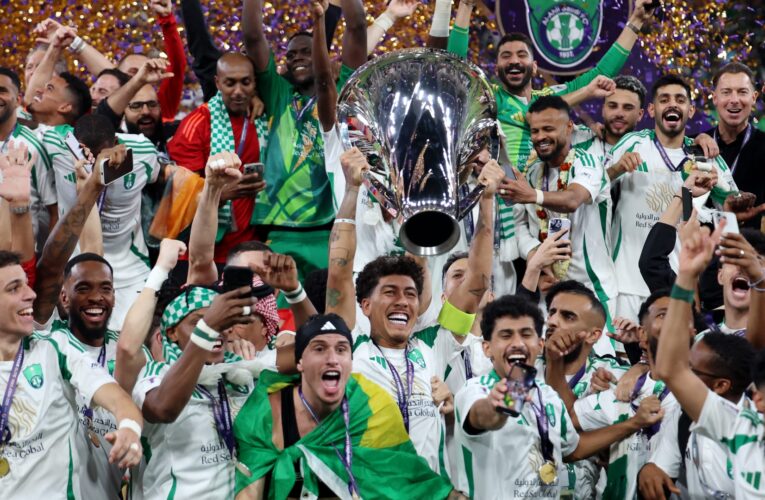 الأهلي السعودي.. من التخبط إلى قمة المجد في موسم “المعجزة”