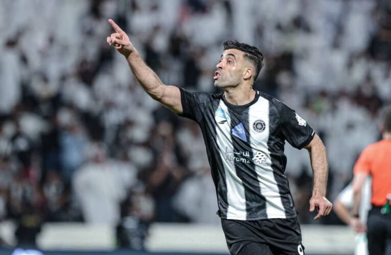 الدوري السعودي.. تصرف مُثير للجدل من حمد الله تجاه جماهير الأهلي