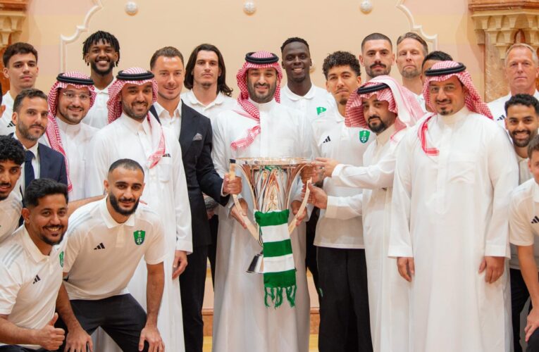 السعودية.. تصرف قام به محمد بن سلمان مع لاعبي الأهلي يشعل تفاعلاً