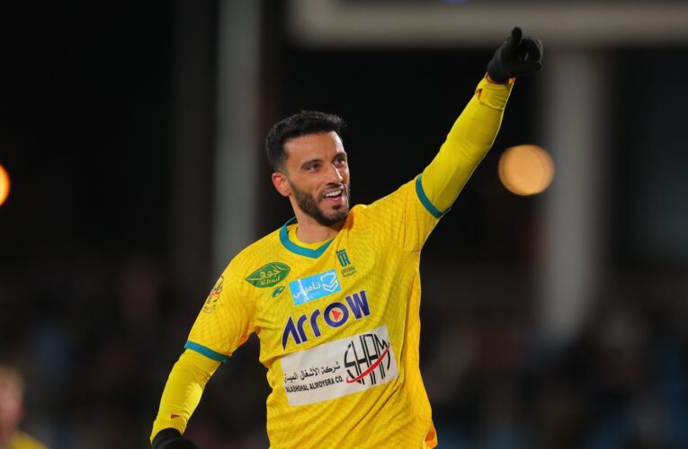 الدوري السعودي.. تصرف قام به جمهور الهلال مع عمر السومة يثير تفاعلاً