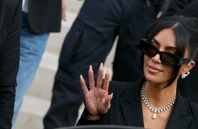 اعتقدت أنها ستُغتصب وتُقتل.. كيم كارداشيان تواجه المتهمين بسرقة ما قيمته 10 ملايين دولار في باريس