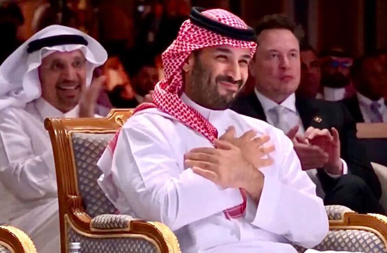 صورة محمد بن سلمان “الأيقونية” تثير تفاعلا في سوريا بعد رفع العقوبات.. وفنانون يشكرون السعودية