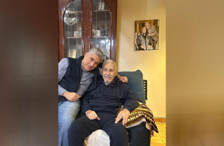 عبدالرحمن أبو زهرة في صورة حديثة مع نجله.. اعتذار و”بوكيه” ورد