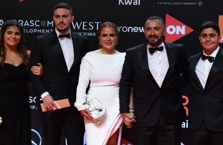 “أعزب”.. أحمد السقّا يؤكد انفصاله عن أم أولاده مها الصغيّر