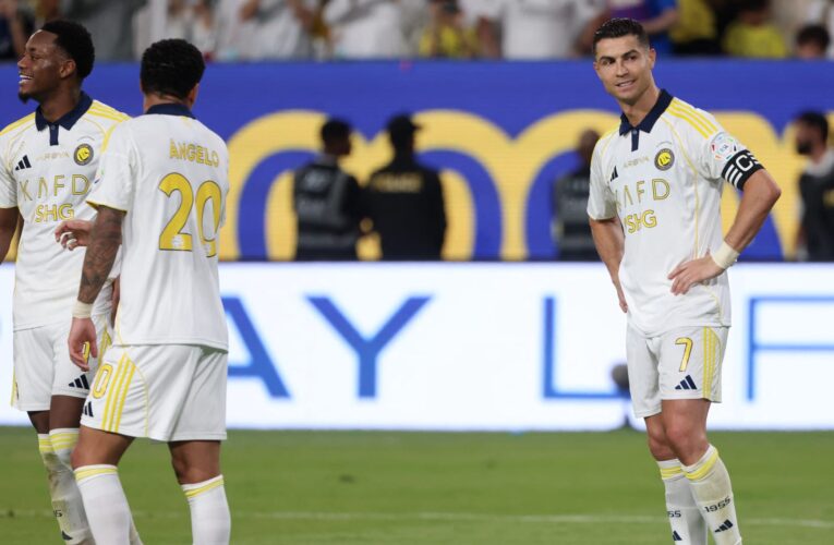 لقطة أثارت تفاعلاً.. رونالدو يعتذر من جماهير النصر لهذا السبب
