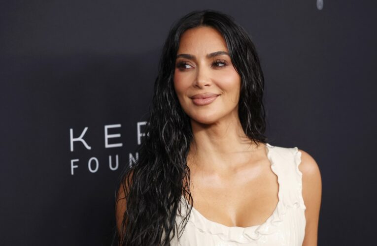 كيم كارداشيان تحتفل بتخرجها من كلية الحقوق