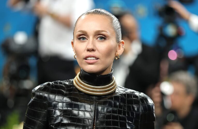 مايلي سايريس توضح الحالة الصحية التي تسببت بصوتها الأجش