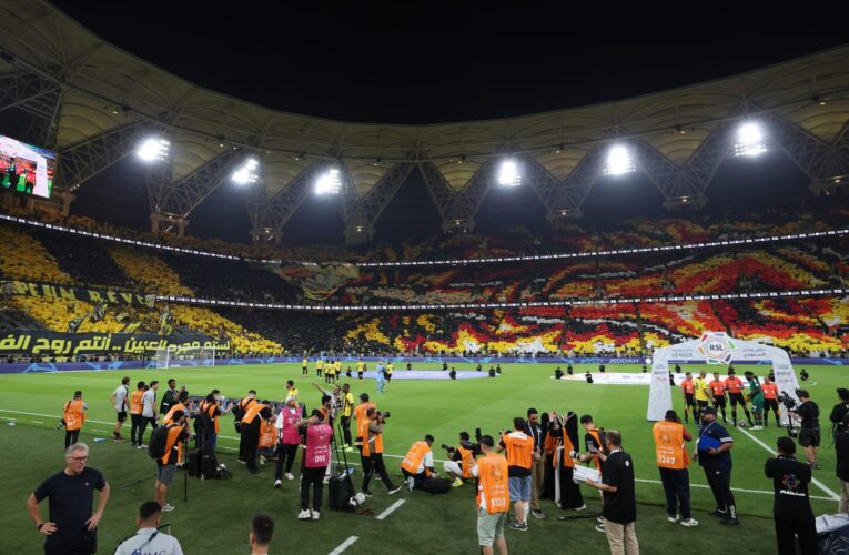 حمل عبارة قالها بنزيما.. “تيفو” جماهير الاتحاد بمباراة ضمك يثير تفاعلاً