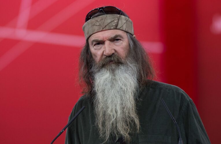 وفاة فيل روبرتسون نجم برنامج “سلالة البط” عن عمر 79 عاما