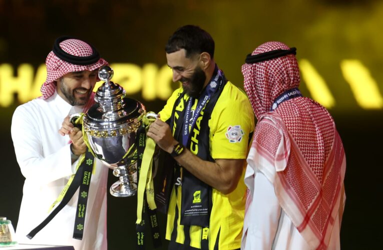 تصرف قام به وزير الرياضة السعودي تجاه بنزيما يشعل تفاعلاً