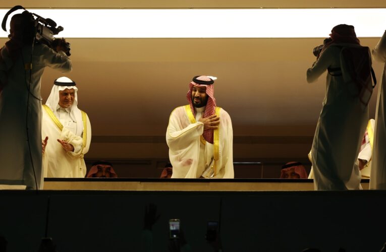 حضور محمد بن سلمان في ملعب مباراة الاتحاد والقادسية يثير تفاعلاً