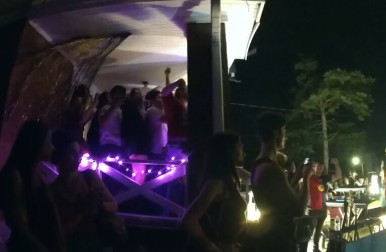 بشكل طريف.. شاهد كيف أوقفت الشرطة الأمريكية حفلًا غنائيًا في ميزوري