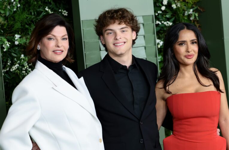 سلمى حايك تحضر حفل تخرج ابن زوجها ووالدته تشارك صورًا لهما