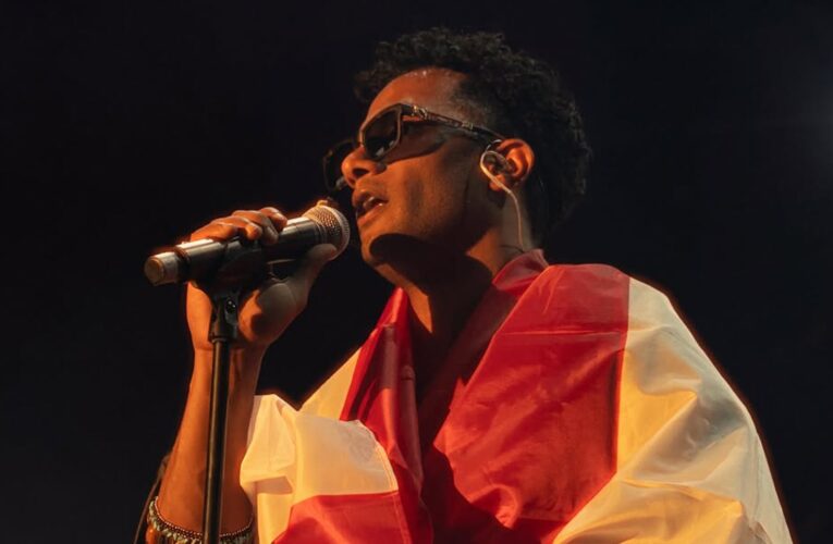 محمد رمضان يبرّأ من تهمة “إهانة” العلم المصري ويروّج لـ “أنا رئيسها”