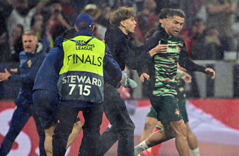موقف “طريف” بين رونالدو ورجل أمن ملعب مباراة ألمانيا والبرتغال