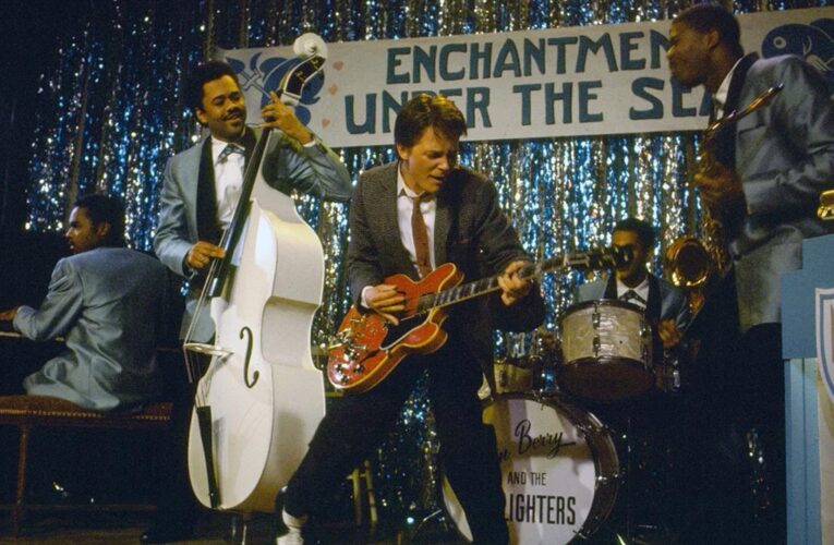 نجوم فيلم “Back to the Future” يجتمعون لاستعادة قطعة أثرية مفقودة من تاريخ السينما