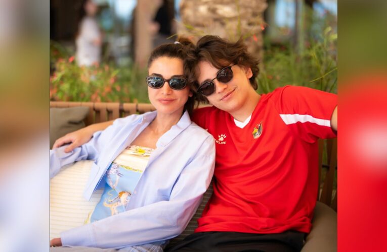 “تشيرت المنتخب زي رسمي هاليومين”.. الملكة رانيا تنشر صورة لها مع الأمير هاشم بن عبدالله