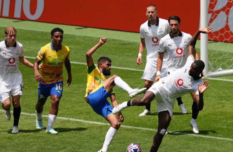 واقعة “غريبة”.. هذا ما فعله لاعبو دورتموند في مباراة صن داونز بعد ارتفاع درجة الحرارة بالملعب