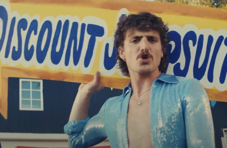 مرتديًا بذلته الضيقة ذاتها .. بينسون بون يُصدر فيديو كليب ساخر