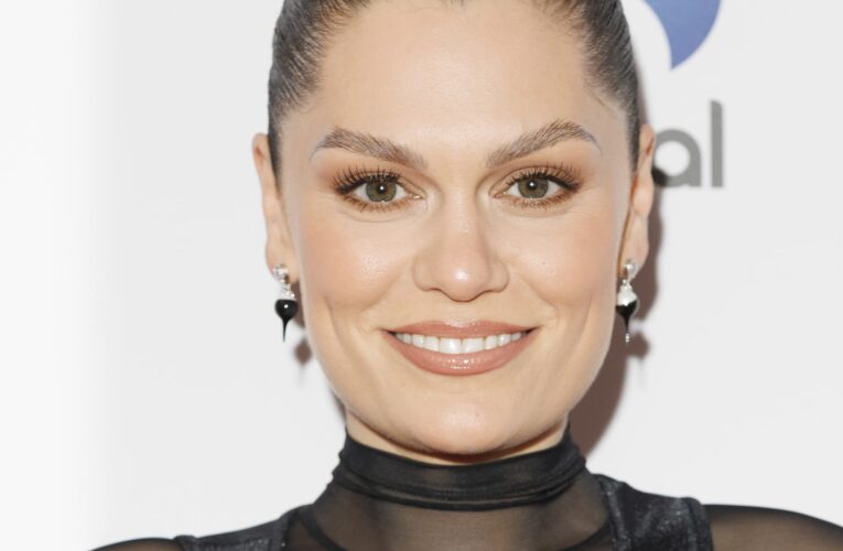 “جيسي جي” تشارك متابعيها لحظات من رحلتها مع علاج سرطان الثدي