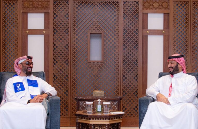 “الأزرق لايق عليك”.. تفاعل على ظهور “وشاح الهلال” بلقاء محمد بن سلمان وطحنون بن زايد في السعودية