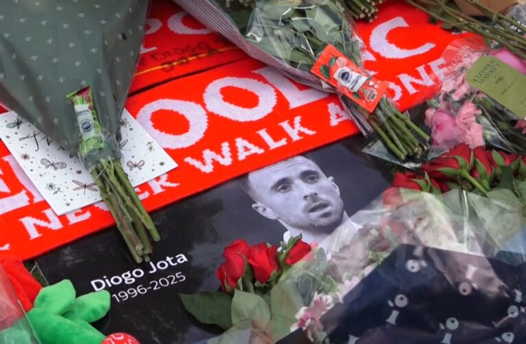 شاهد.. جماهير كرة القدم تُكرم ذكرى النجم البرتغالي ديوغو جوتا خارج ملعب ليفربول