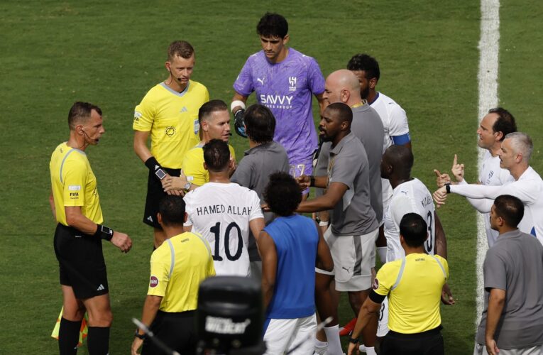 ياسين بونو يثير جدلاً.. هذا ما فعله بعد مباراة الهلال وفلومينينسي