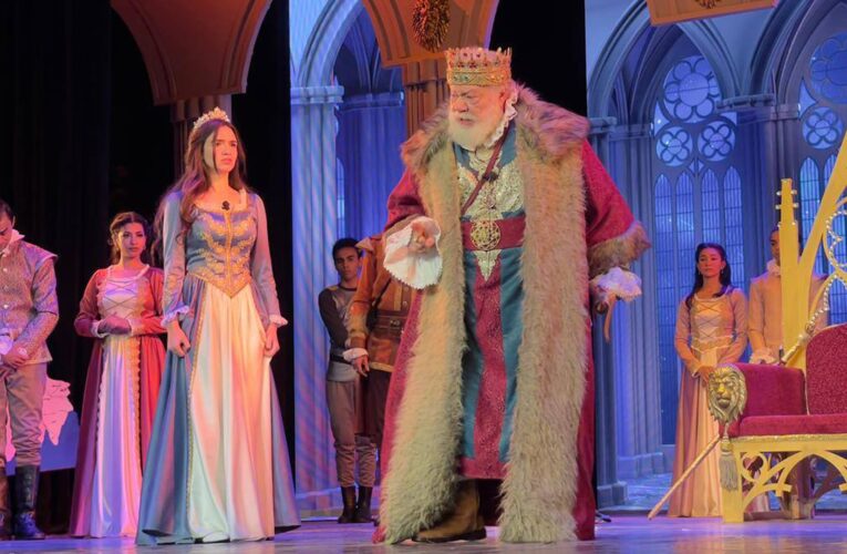 بعمر الـ80.. يحيى الفخراني يقف على المسرح مجسدًا “الملك لير” للمرّة الثالثة