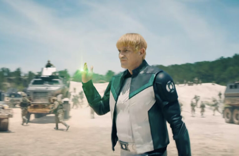 على شكل وعاء.. ناثان فيليون يدافع عن تسريحة شعره في فيلم “سوبرمان”