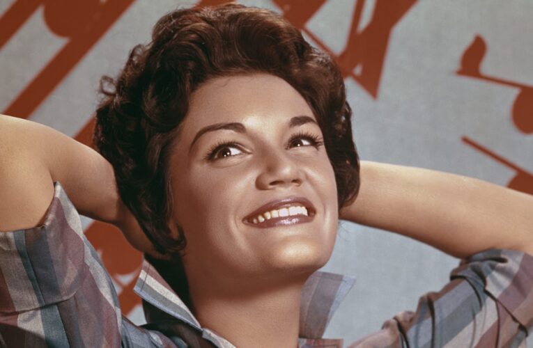 راجت إحدى أغانيها على تيك توك مؤخرا.. وفاة كوني فرانسيس عن عمر 87 عاما