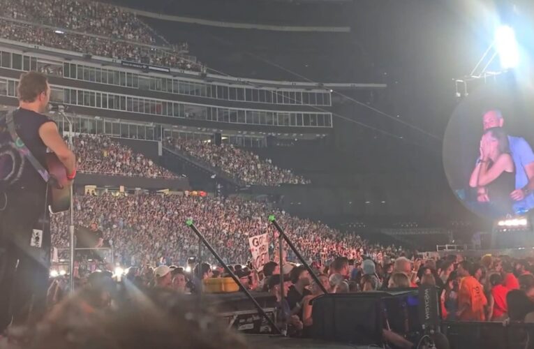 رصدتهما الكاميرا متعانقين.. امرأة تغطي وجهها والرجل يختبئ في حفل “كولدبلاي”