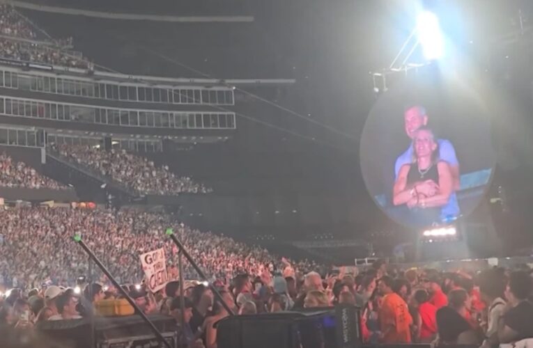 عناق كلفه منصبه.. بعد فضيحة احتضانه لموظفة في حفل كولدبلاي رئيس شركة “أسترونومر” يستقيل