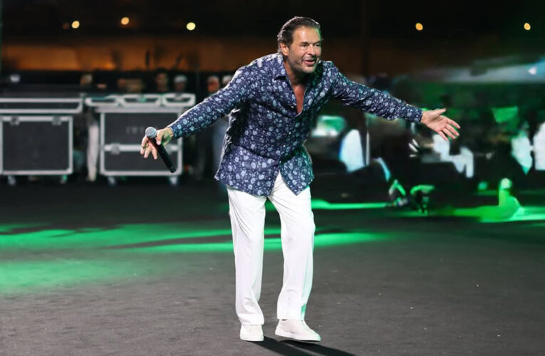 قرار بمنع راغب علامة من الغناء في مصر بسبب قبلة مُعجبة وسط مساعٍ لاحتواء الأزمة