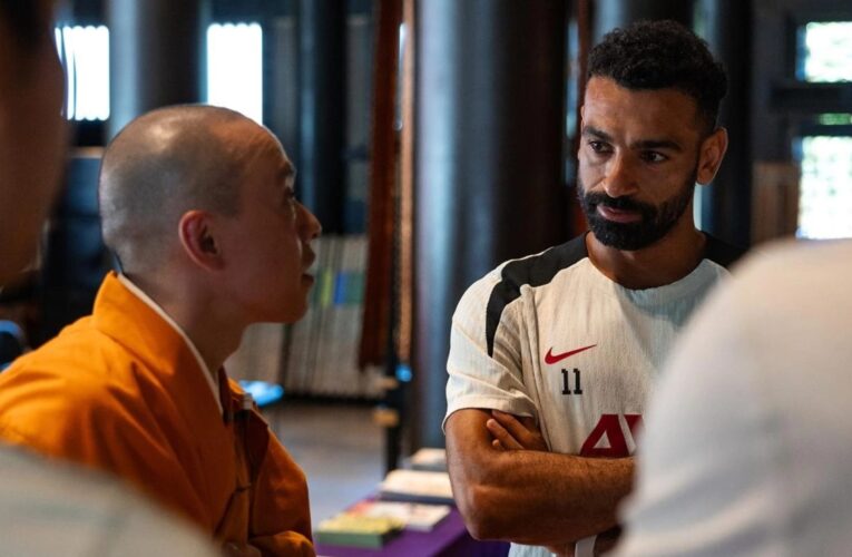 محمد صلاح يزور برفقة لاعبي ليفربول معبد “إيكوين” في اليابان.. ما السبب؟