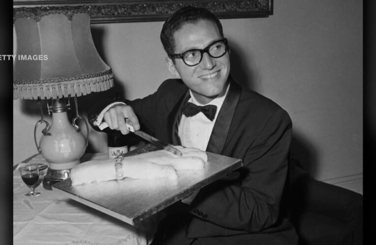 وفاة عالم الرياضيات والمغني الساخر توم ليرر.. اسمع كيف غنى الجدول الدوري للعناصر