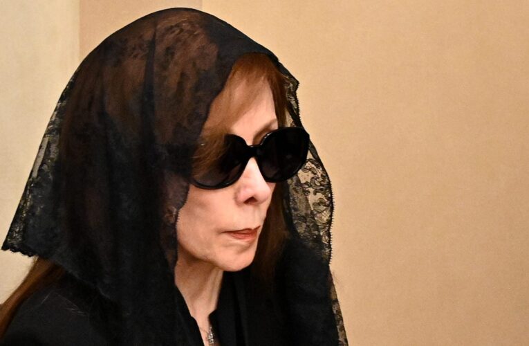 “ركعت أمامها وقبلت يديها”.. تفاعل مع أسلوب عزاء ماجدة الرومي لفيروز